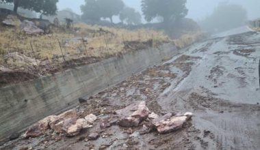 Λέσβος: Υπερχείλισε ποταμός στη Σκάλα Ερεσού – Αυτοκίνητο παρασύρθηκε από τα ορμητικά νερά