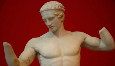 Τα αρχαία ελληνικά χρώματα που χάθηκαν από τα αγάλματα με το πέρασμα των αιώνων