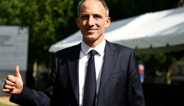 Γαλλία: Η στιγμή που «εκτοξεύουν» αλεύρι κατά του υποψηφίου για την προεδρία Ρ.Γκλικσμάν (βίντεο)