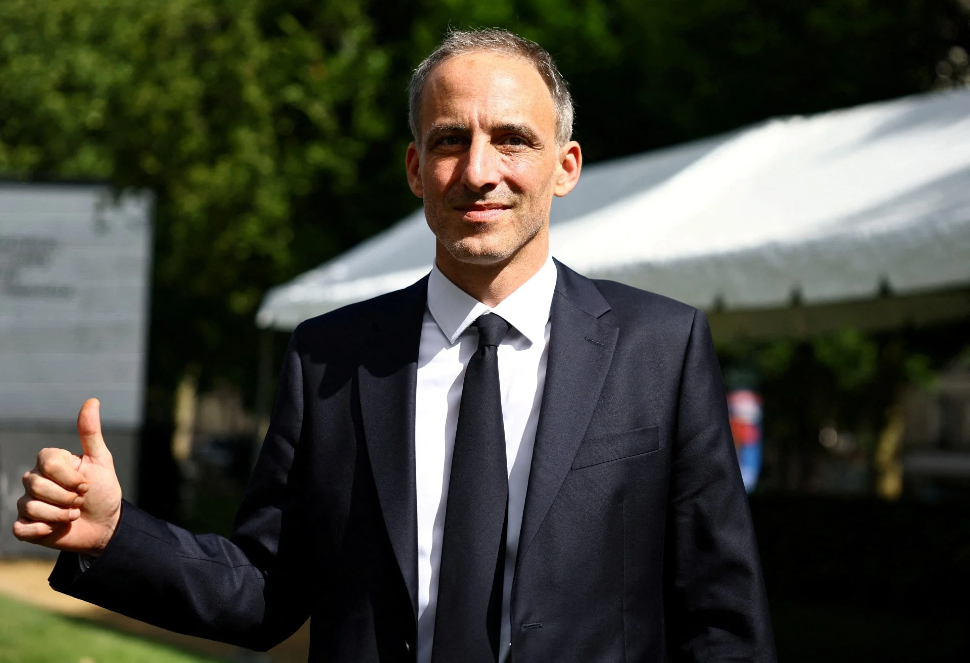 Γαλλία: Η στιγμή που «εκτοξεύουν» αλεύρι κατά του υποψηφίου για την προεδρία Ρ.Γκλικσμάν (βίντεο)