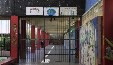 Γκράβα: Συνεχίζεται η τηλεκπαίδευση για 4.000 μαθητές – Δεν έχει εντοπιστεί η αιτία της οσμής αερίου