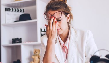 Η συνήθεια που μας εξαντλεί ψυχικά χωρίς να το καταλαβαίνουμε – Πώς να προστατεύσουμε την ηρεμία μας