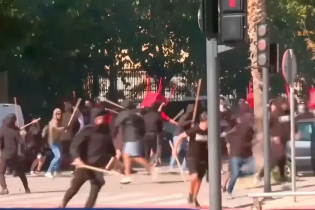 Ξέφυγε η κατάσταση πριν το Λεβάντε-Σεβίλλη: Καρεκλοπόλεμος και οδομαχίες μεταξύ των οπαδών (βίντεο)