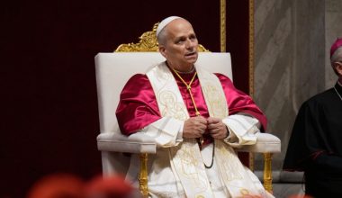 Έντονη ανησυχία στο Βατικανό για τα προβλήματα υγείας του Πάπα Λέοντος Γ’