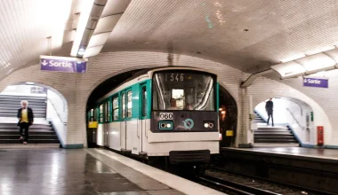 Απίστευτες εικόνες στο μετρό του Παρισιού: Δεκάδες αρουραίοι κάνουν «βόλτες» στις αποβάθρες (βίντεο)