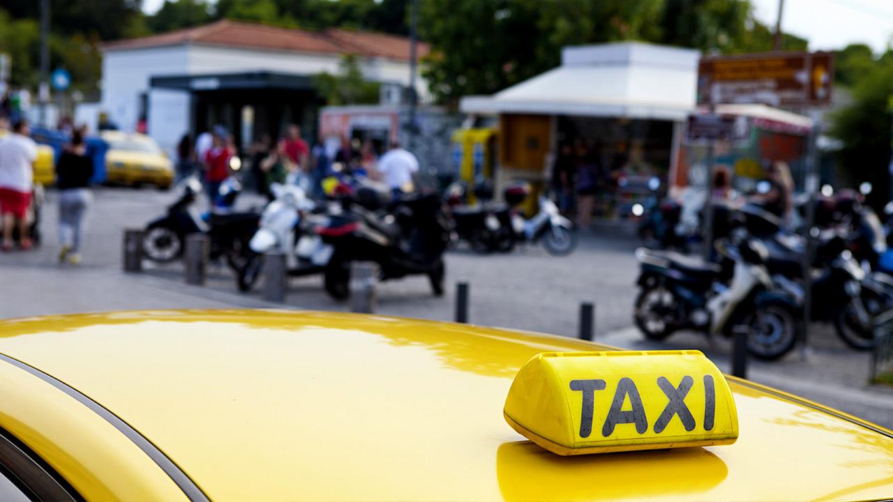 Άνδρας στη Λαμία «έφαγε» κλήση και κατηγόρησε δύο οδηγούς ταξί: Αργότερα τους ξυλοφόρτωσε