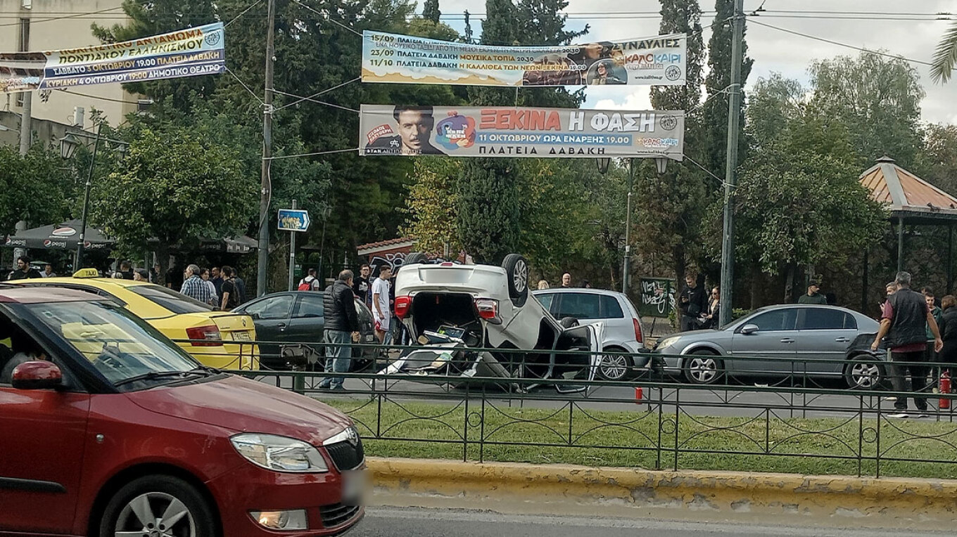Ανετράπη όχημα στο ύψος της Καλλιθέας (φωτο)