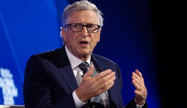 Μπιλ Γκέιτς: «Να μείνουν ορισμένα επαγγέλματα μόνο για ανθρώπους» – Τι προτείνει για την ΑΙ