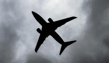 Τα μυστικά πίσω από τις κλειστές πόρτες: Πώς κοιμούνται & τι τρώνε οι αεροσυνοδοί σε πτήσεις 18 ωρών
