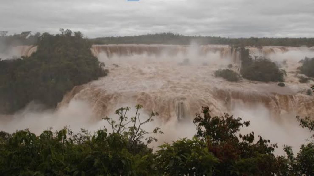 Το El Niño δείχνει τη δύναμή του: Υπερχειλίζουν καταρράκτες Ιγκουασού στην Αργεντινή (βίντεο)