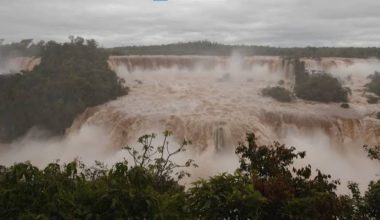 Το El Niño δείχνει τη δύναμή του: Υπερχειλίζουν καταρράκτες Ιγκουασού στην Αργεντινή (βίντεο)