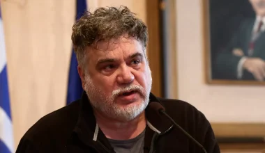Γιάννης Κακλέας για Νίκο Καρβέλα: «Περνάει κρίσεις μεγαλομανίας»