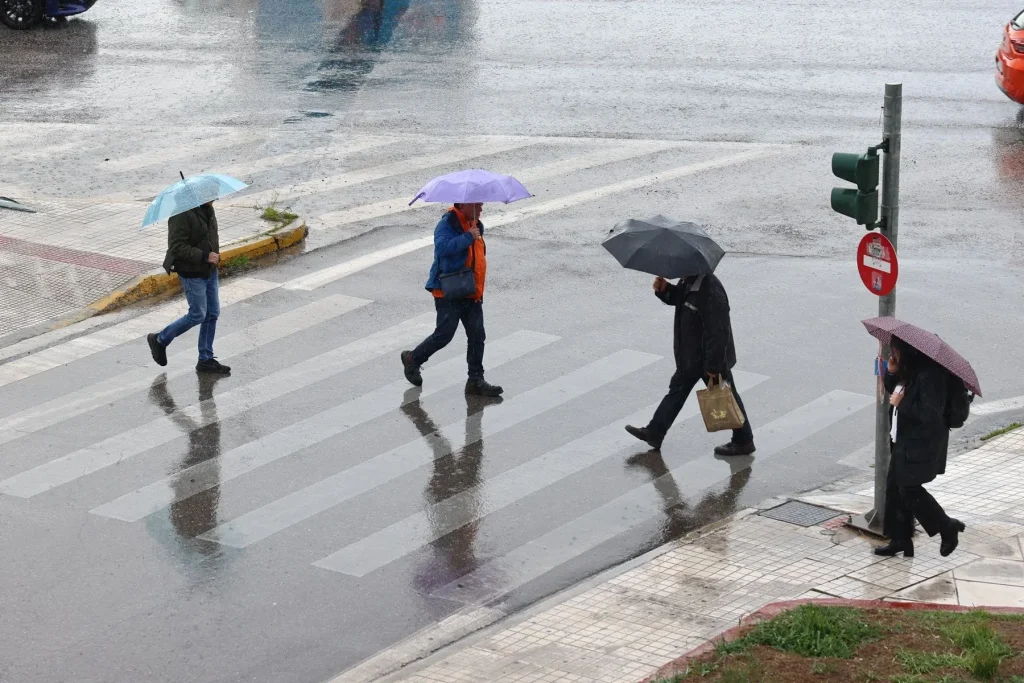 Αναβαθμίστηκε σε «κόκκινο» το έκτακτο δελτίο της ΕΜΥ: Ποιες περιοχές θα «χτυπήσει» η κακοκαιρία
