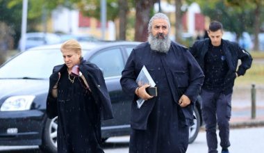 Μητέρα Κυπριανού στη δίκη για το έγκλημα στα Τέμπη: «Μου τον έφεραν γυμνό σε σακούλα νάιλον»