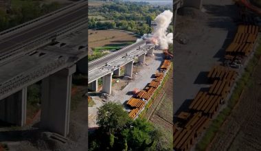 Βίντεο: Η στιγμή της ελεγχόμενης κατεδάφισης τμήματος της γέφυρας Tevere στην Ιταλία με εκρηκτικά