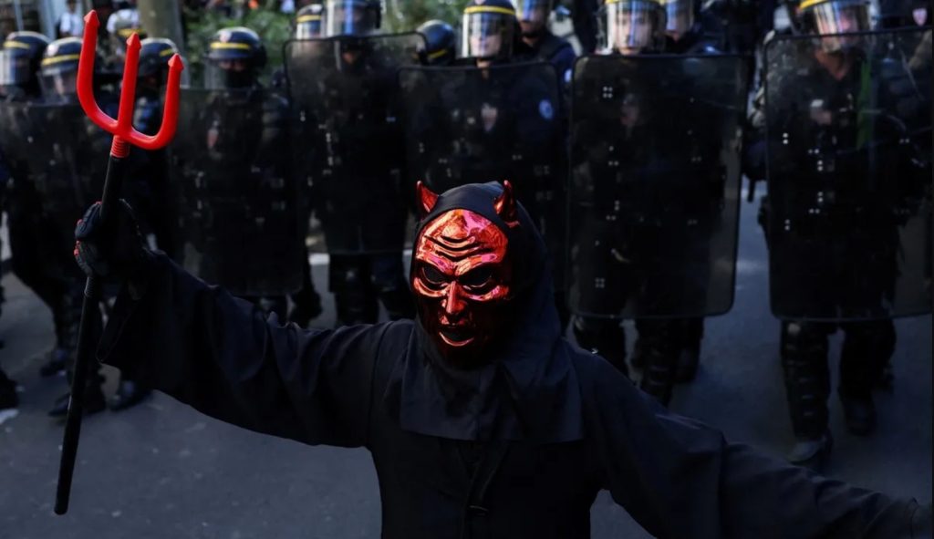 «Ξέφυγαν» οι Αλγερινοί: Καίνε και λεηλατούν το Παρίσι! – Στις φλόγες μαγαζιά και αυτοκίνητα (βίντεο)