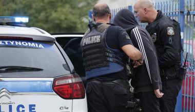 Γλυφάδα: 16χρονος επιτέθηκε σε αστυνομικούς επειδή τον εντόπισαν με κάνναβη (φωτο)