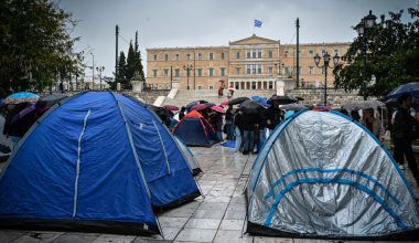 Σε εξέλιξη η διαδήλωση φοιτητών για το στεγαστικό: Έστησαν σκηνές στην πλατεία Συντάγματος (φωτο)