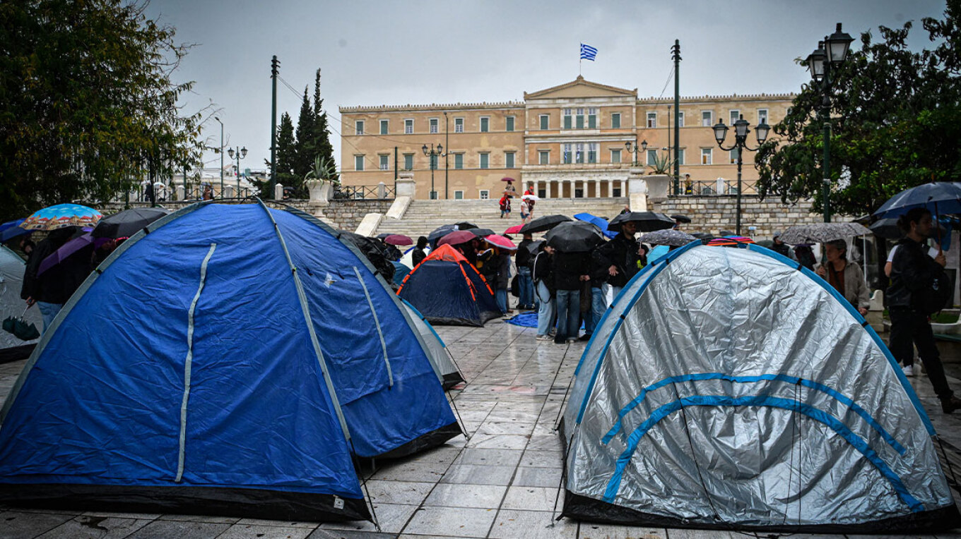 Σε εξέλιξη η διαδήλωση φοιτητών για το στεγαστικό: Έστησαν σκηνές στην πλατεία Συντάγματος (φωτο)