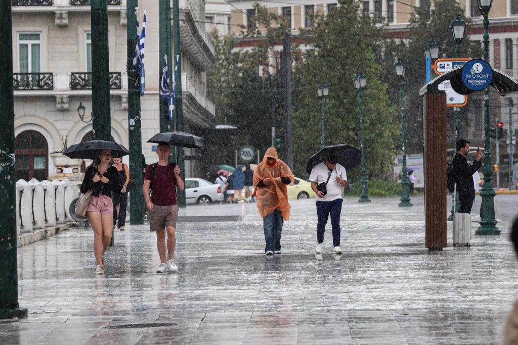 Καιρός: Ισχυρές καταιγίδες σε περιοχές της Αττικής – Καθυστερήσεις έως 45 λεπτά στην Αττική Οδό