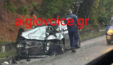 Σφοδρό τροχαίο με τρεις τραυματίες στο Αίγιο: Το ένα από τα οχήματα έγινε «παλιοσίδερα» (φωτο)