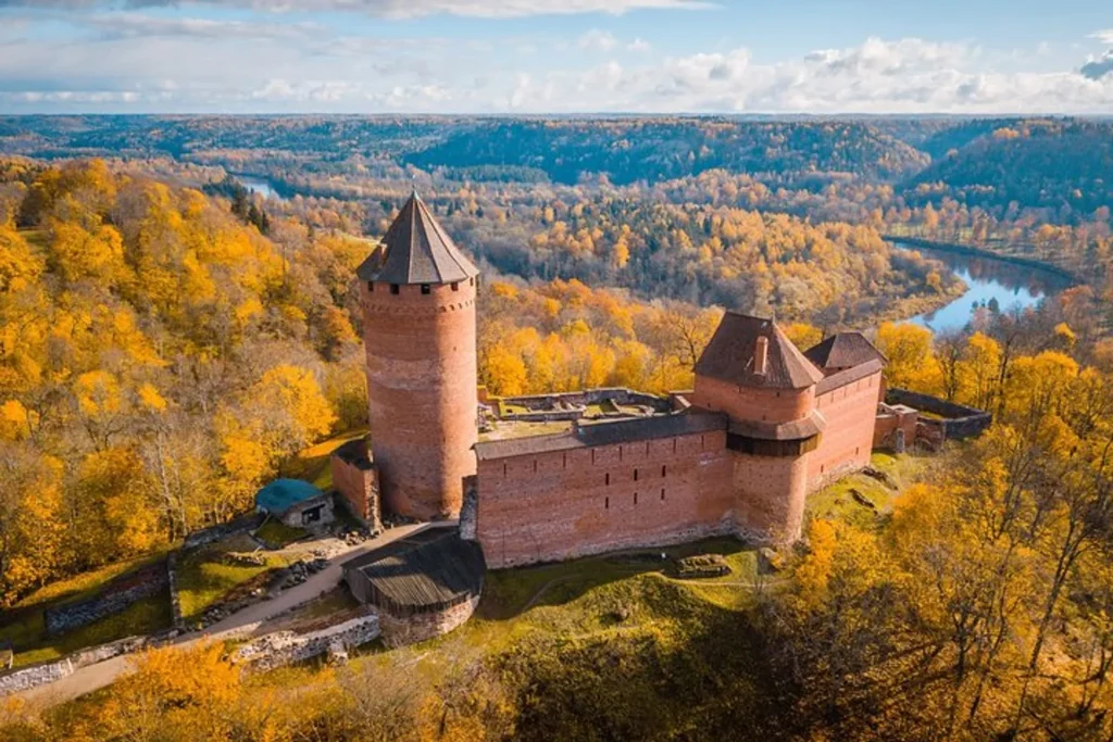 Sigulda: Η πόλη της Λετονίας που μεταμορφώνεται σε χρυσαφένιο παράδεισο το φθινόπωρο