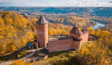Sigulda: Η πόλη της Λετονίας που μεταμορφώνεται σε χρυσαφένιο παράδεισο το φθινόπωρο