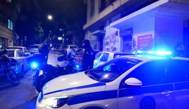 Η καταδίωξη στην Μεταμόρφωση κατέληξε σύγκρουση με σταθμευμένα αυτοκίνητα