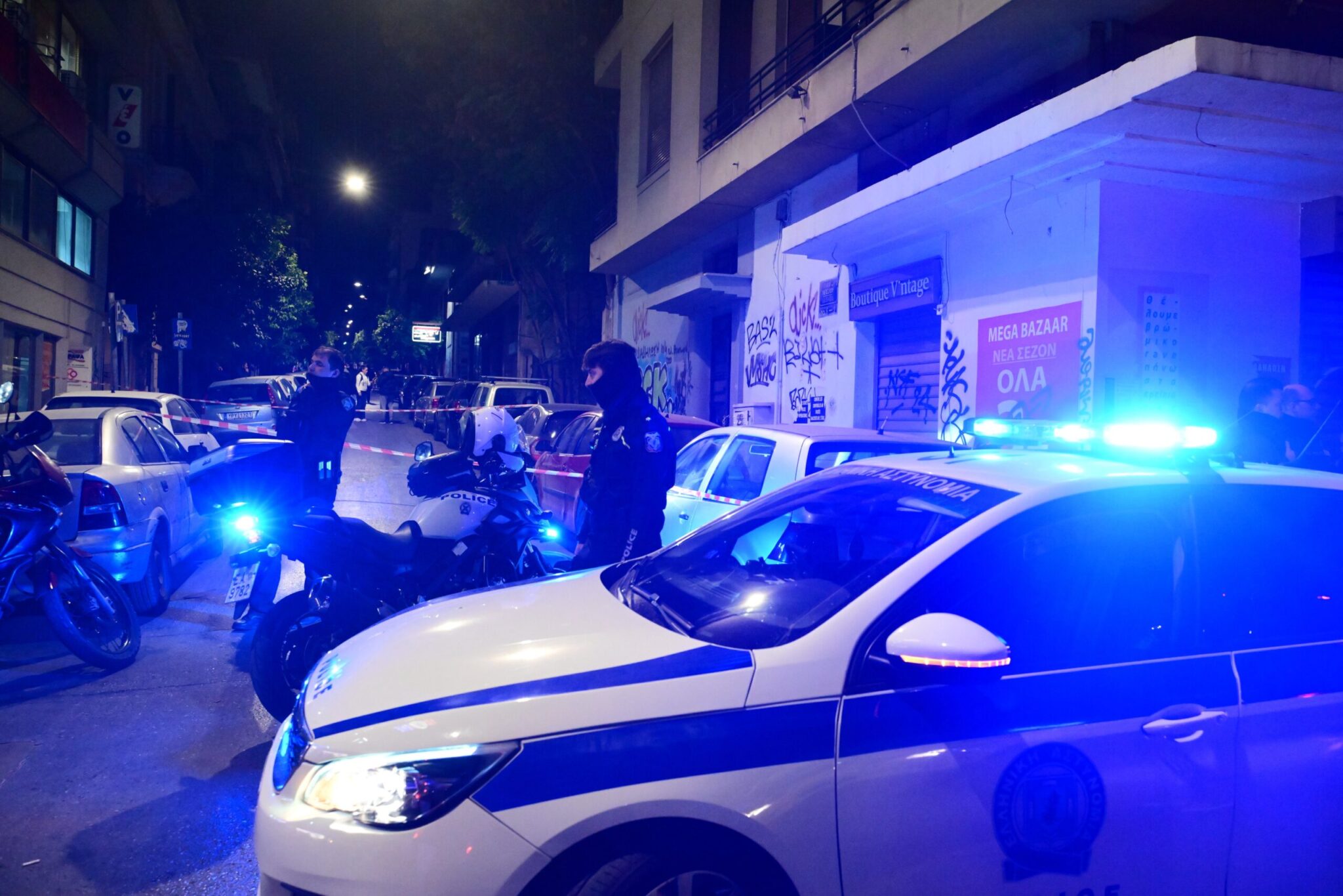 Η καταδίωξη στην Μεταμόρφωση κατέληξε σύγκρουση με σταθμευμένα αυτοκίνητα