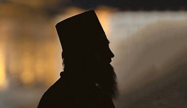 Γρεβενά: Χειροπέδες σε 68χρονο ιερέα μετά από καταγγελία για εκδικητική πορνογραφία