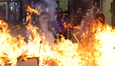 «Χάος» στα Τίρανα: Διαδηλωτές πυρπόλησαν το υπουργείο Παιδείας – Συγκρούσεις με την αστυνομία