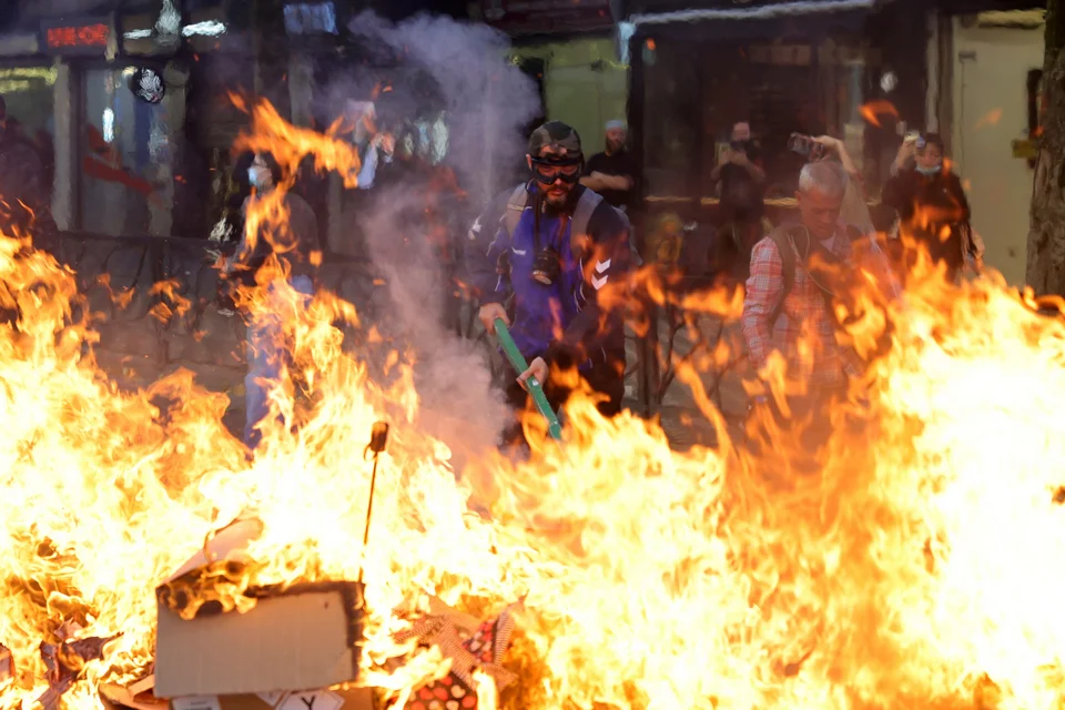 «Χάος» στα Τίρανα: Διαδηλωτές πυρπόλησαν το υπουργείο Παιδείας – Συγκρούσεις με την αστυνομία