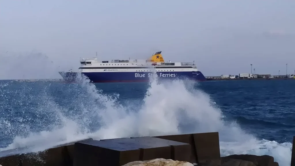 Σε ισχύ το απαγορευτικό απόπλου: Δεμένα τα πλοία σε Πειραιά, Ραφήνα και Λαύριο