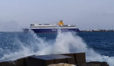 Σε ισχύ το απαγορευτικό απόπλου: Δεμένα τα πλοία σε Πειραιά, Ραφήνα και Λαύριο