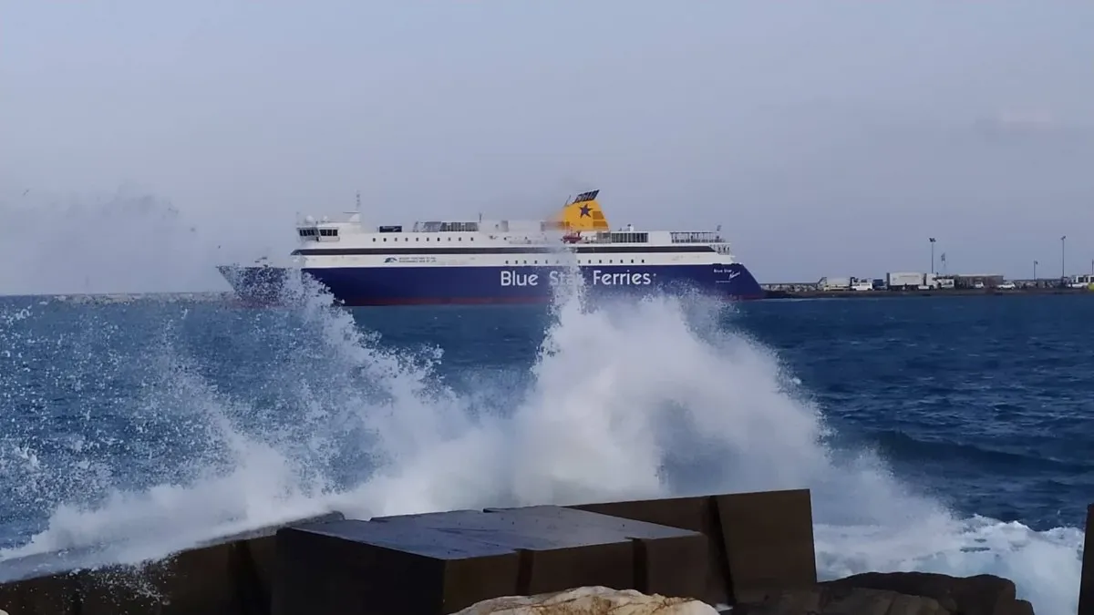 Σε ισχύ το απαγορευτικό απόπλου: Δεμένα τα πλοία σε Πειραιά, Ραφήνα και Λαύριο
