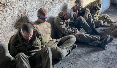 Ουκρανοί στρατιώτες έκαναν το λάθος να αφήσουν Ρώσο κοντά σε τυφέκιο εφόδου (σκληρές εικόνες)