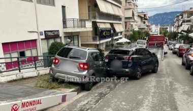 Βίντεο: «Κόλλησε» το γκάζι του οχήματός της και διέλυσε δύο αυτοκίνητα στη Λαμία