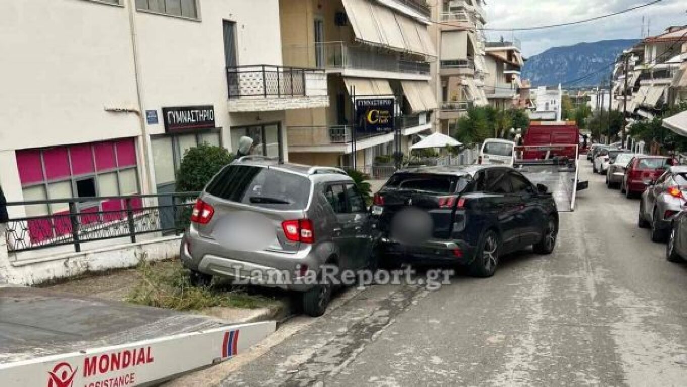 Βίντεο: «Κόλλησε» το γκάζι του οχήματός της και διέλυσε δύο αυτοκίνητα στη Λαμία