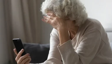 Μαρούσι: Απατεώνες γκρέμισαν τοίχο με… βαριοπούλα και άρπαξαν λίρες και 20.000 ευρώ από 89χρονη