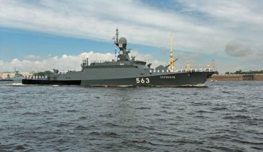 Ρωσικά πολεμικά πλοία συνοδεύουν εμπορικά πλοία στην Βαλτική