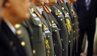 ΥΠΕΘΑ: «Καθάρισαν» 215 συνταγματάρχες, 16 αντισυνταγματάρχες κλπ.!