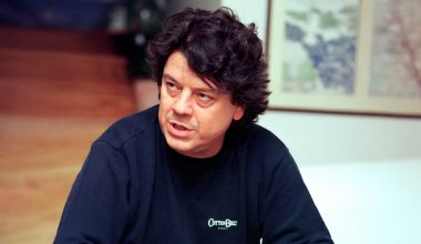 Σαν σήμερα «έφυγε» ο Βλάσσης Μπονάτσος: 22 χρόνια χωρίς τον ανατρεπτικό καλλιτέχνη που άφησε εποχή