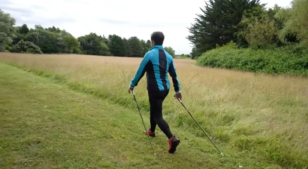 Nordic Walking: Ο λόγος που το περπάτημα με μπατόν γίνεται δημοφιλές το φθινόπωρο