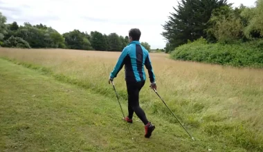 Nordic Walking: Ο λόγος που το περπάτημα με μπατόν γίνεται δημοφιλές το φθινόπωρο