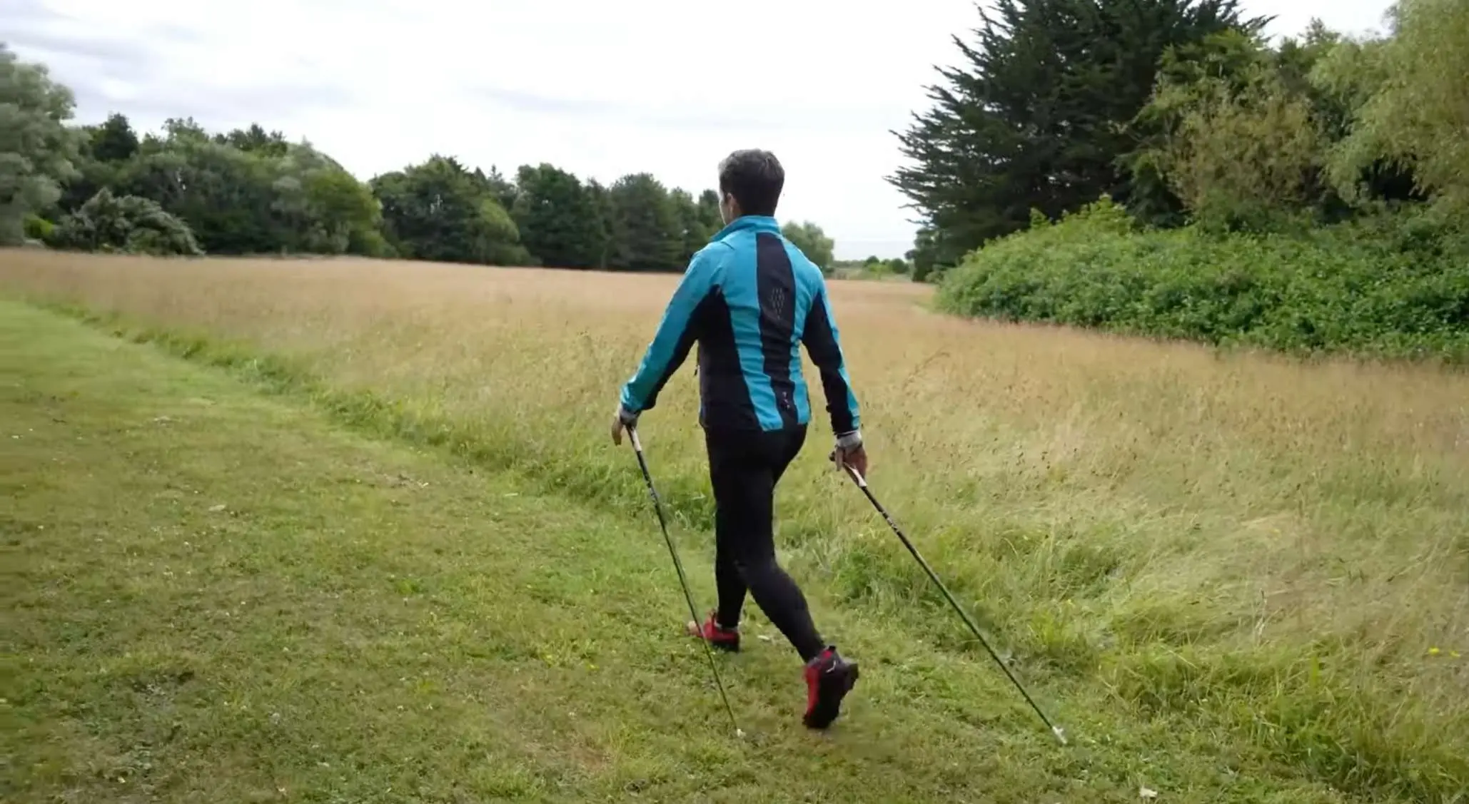 Nordic Walking: Ο λόγος που το περπάτημα με μπατόν γίνεται δημοφιλές το φθινόπωρο