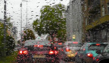 Το κουμπί στο αυτοκίνητο που βελτιώνει την ορατότητα στους καθρέπτες όταν βρέχει
