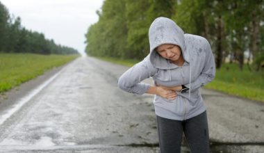 Σφαδάζετε όταν τρέχετε για λίγα λεπτά; Πού οφείλεται ο πόνος στο πλευρό και τι να προσέξετε