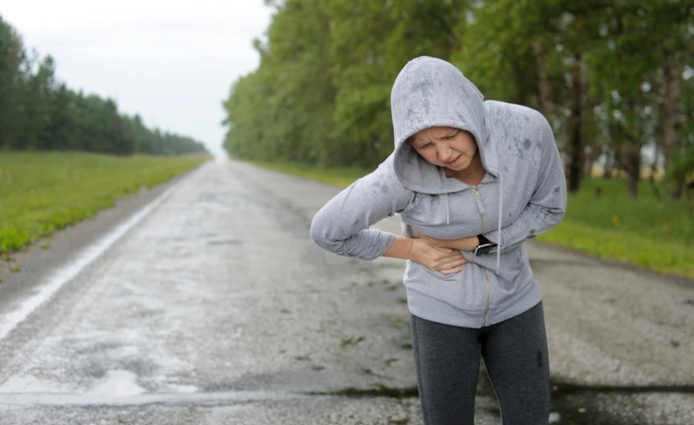 Σφαδάζετε όταν τρέχετε για λίγα λεπτά; Πού οφείλεται ο πόνος στο πλευρό και τι να προσέξετε