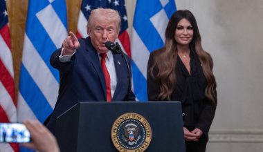 Το παρασκήνιο της παραίτησης Κ.Γκιλφόιλ: Η οργή Τραμπ, τα δύο άτομα που τηλεφώνησε και τα SMS με Al