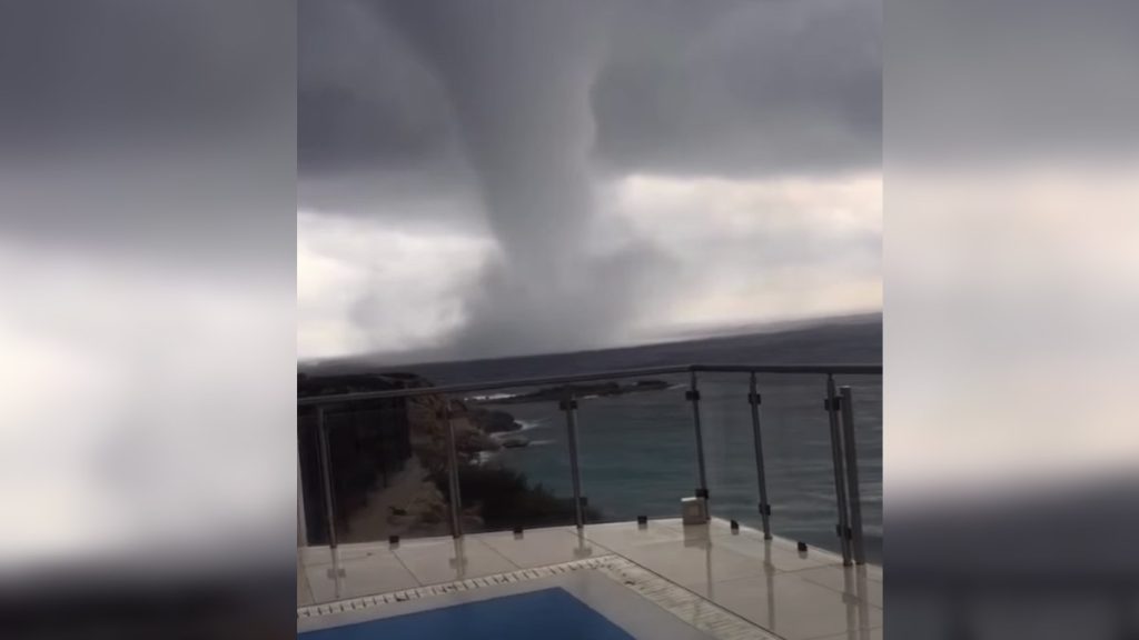 Κακοκαιρία: Εντυπωσιακός υδροστρόβιλος εμφανίστηκε ανοιχτά της Ρόδου (βίντεο)